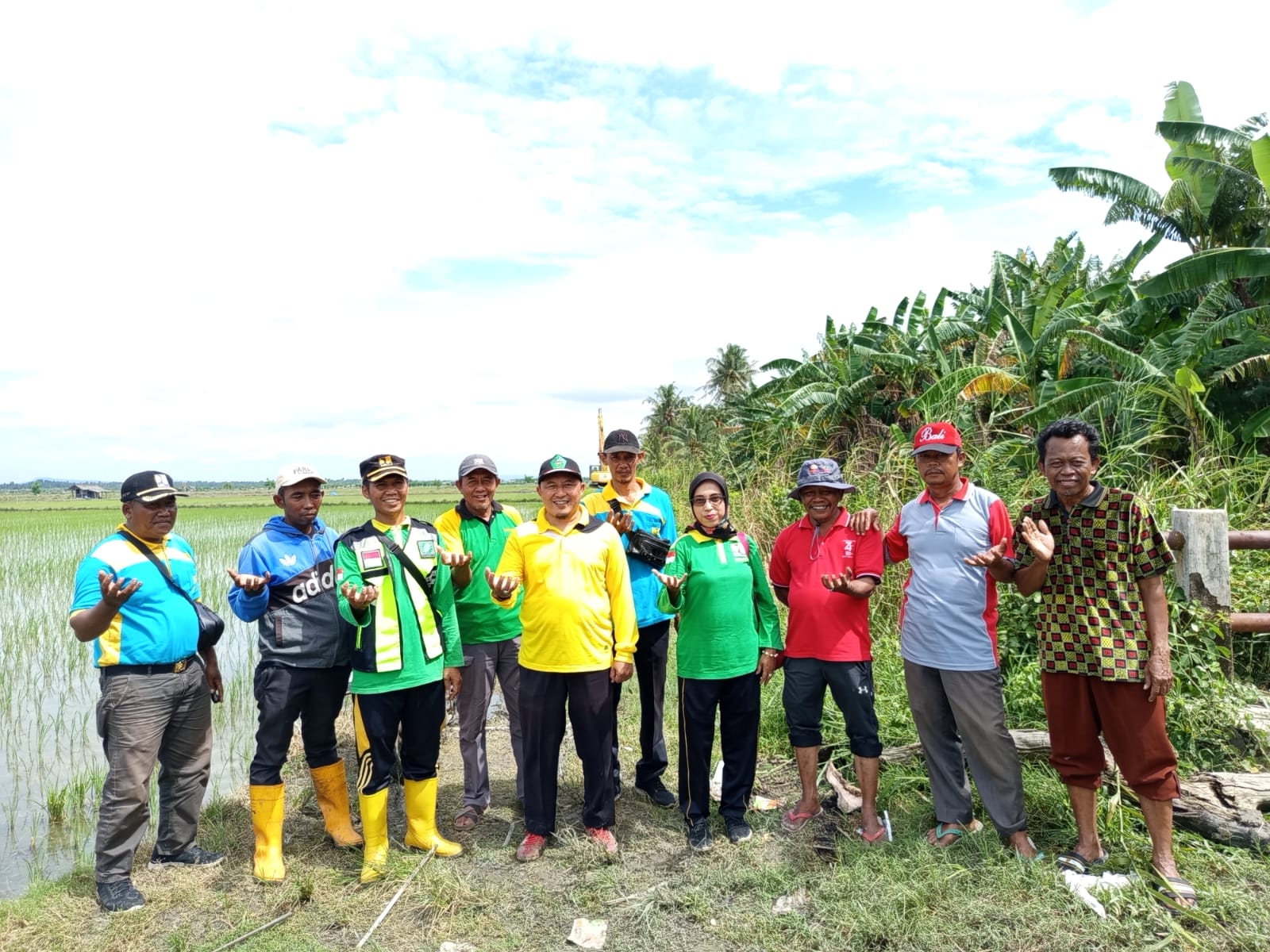 camat-pasir-sakti-bersama-staf-kecamatan-dan-pupr-rawa-keramat-laksanakan-gotong-royong-normalisasi-saluran-air-di-desa-purworejo