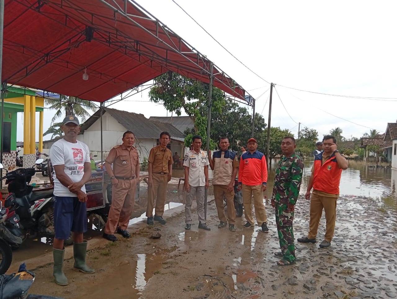 camat-pasir-sakti-bersama-bpbd-lampung-timur-tinjau-lokasi-banjir-di-desa-sumur-kucing